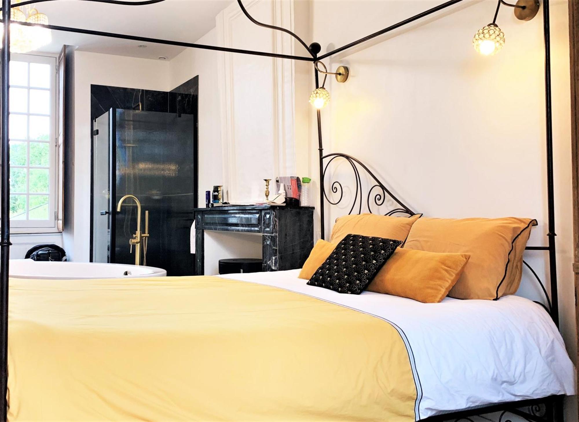 Le Bas Chitray Bed & Breakfast Ménil Exterior photo